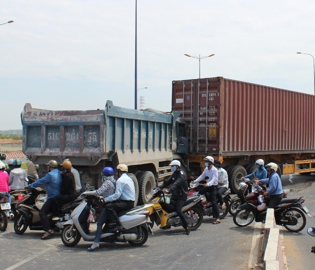 Xe ben nát đầu sau cú húc đuôi container - ảnh 2